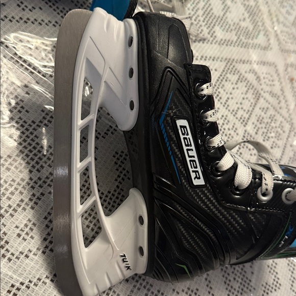 Bauer XLP Tuik Black and White Skates with Blue Accents. Kids size Y11 - Picture 7 of 8